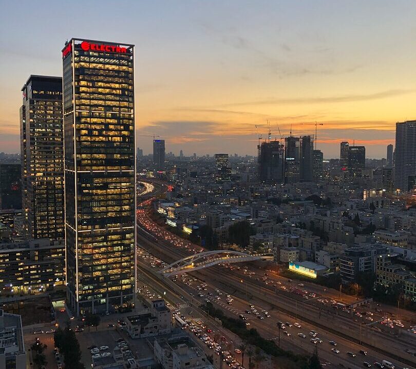 a very tall building sitting in the middle of a city